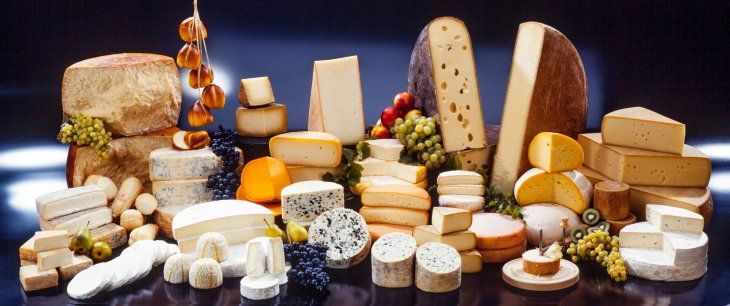 Entre los alimentos y bebidas, el queso un producto que necesita una humedad especial.