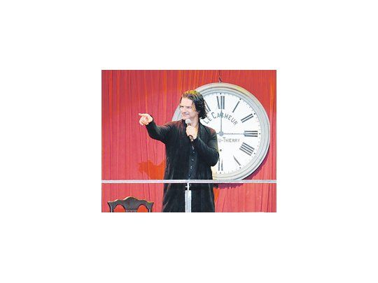En su nuevo show Ricardo Arjona repasa viejos títulos, presenta su último disco «Independiente» y convierte a las 25.000 personas (mujeres en abrumadora mayoría) del estadio de Liniers en un agudo y multitudinario coro.