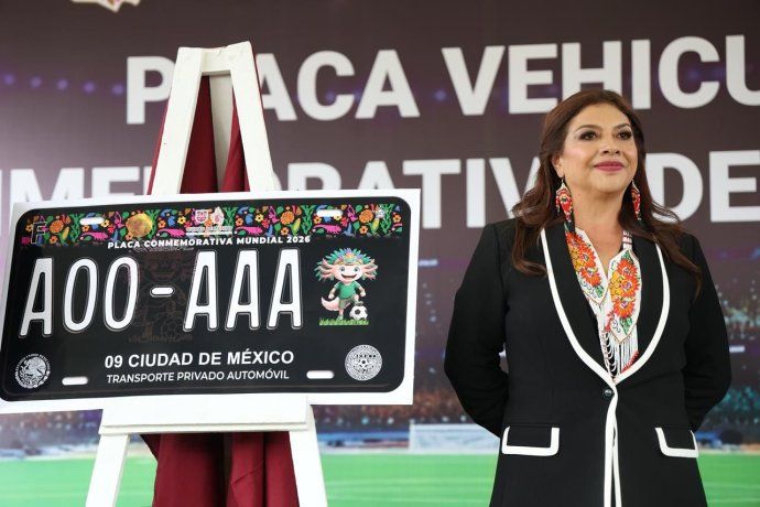 Clara Brugada, la Jega de Gobierno de CDMX, presentó las placas vehiculares conmemorativas para el Mundial 2026.