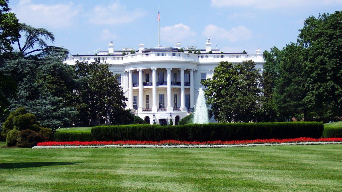 The secret service shot an armed man in the immediate vicinity of the White House