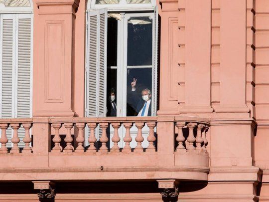 Dedos en V: Alberto Fernández saluda a la militancia desde Casa Rosada.
