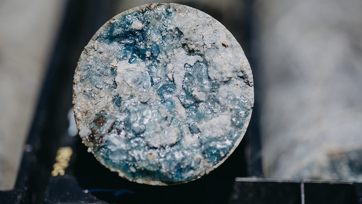 Muestra de la roca con minerales extraída de los yacimientos de Vicuña, a más de 4.000 metros de altura. Las muestras se miden, clasifican y almacenan. Muestra de la roca con minerales extraída de los yacimientos de Vicuña, a más de 4.000 metros de altura. Las muestras se miden, clasifican y almacenan.