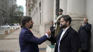 Luis Lacalle Pou y Gabriel Boric en la entrada del Palacio de la Moneda.