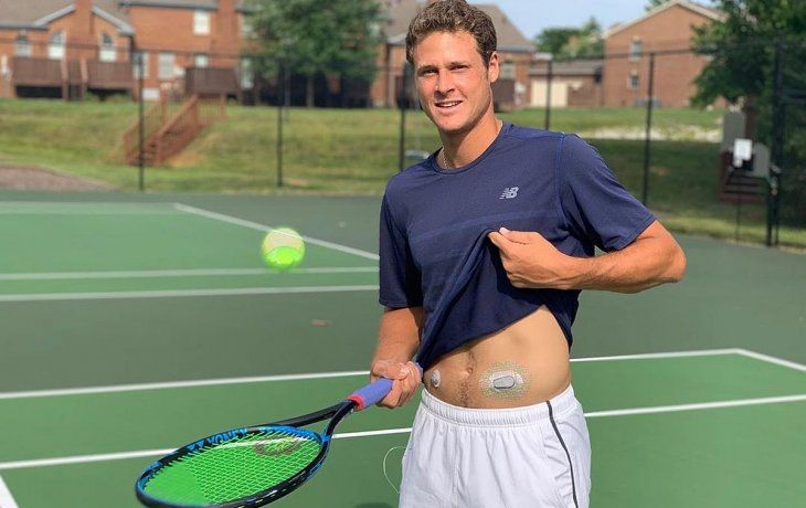 Aragone tiene un pequeño dispositivo en el cuerpo que controla sus niveles de azúcar y lo puede observar mientras juega al tenis.