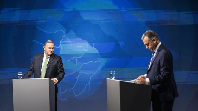 Álvaro Delgado y Yamandú Orsi protagonizaron el segundo debate presidencial del Uruguay.