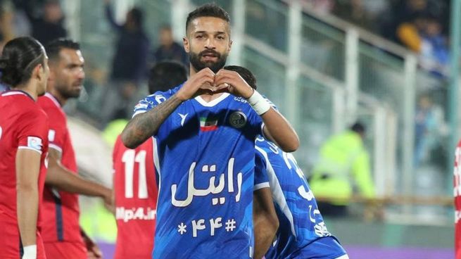 El defensor iraní quedó apartado tras la difusión de un video con un vaso de alcohol.