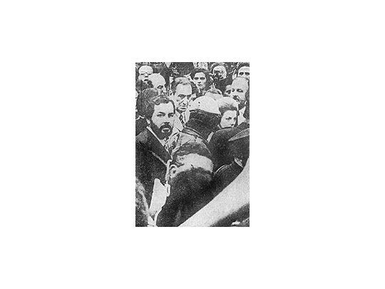 27 de setiembre de 1973. Juan eIsabel Perón acompañan en la Chacaritalos restos del secretario general dela CGT, José Ignacio Rucci, asesinadopor los montoneros.