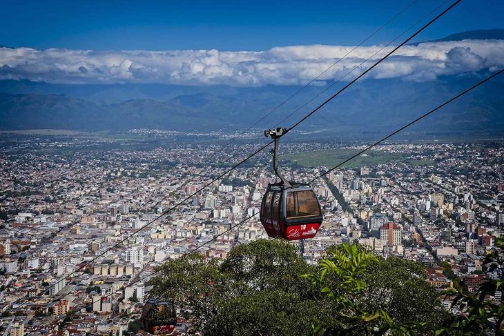 Con su recorrido hasta la cima del cerro, el teleférico ofrece a los visitantes la oportunidad de ver a Salta rodeada de paisajes impresionantes.