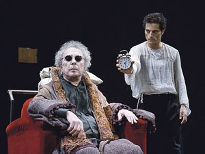 Alfredo Alcón, como Hamm, y Joaquín Furriel, como Clov,  dúo protagónico de “Final de partida”, de Samuel Beckett.