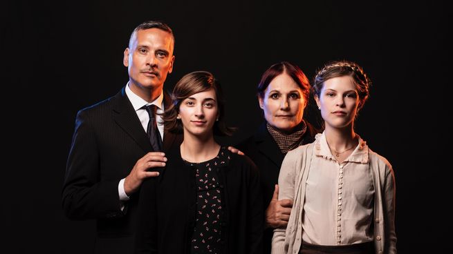 Esta obra de teatro no solo se centra en la figura de Ana como se ha visto en cine y teatro, sino que también enfoca como narradores a la familia de Ana, la familia Van Pels, Fritz Pfeffer y Miep Gies.&nbsp;