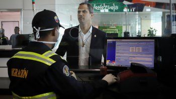 El autoproclamado presidente venezolano, Juan Guaid&oacute;, realiz&oacute; Migraciones al regresar al pa&iacute;s sin problemas.