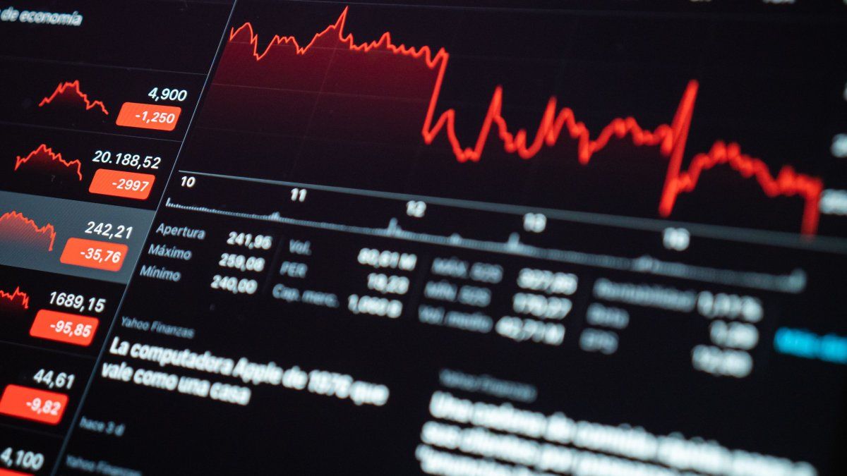 Shares operate with drops of up to 4%: agricultural firms lead losses amid the crisis in the sector