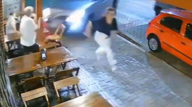 El momento del brutal impacto de la camioneta a la familia que estaba cenando en restaurante de Brasil