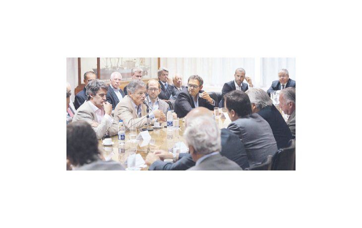 El ministro de la Producción, Francisco Cabrera, ratificó ayer la continuidad del plan “Ahora 12” tras acordar con empresas de consumo masivo, supermercados y alimentarias, además de las tarjetas de crédito.