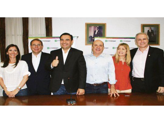 Postal. El flamante mandatario electo Gustavo Valdés, ayer junto al vice Canteros; el intendente capitalino electo Eduardo Tassano y los candidatos a diputados nacionales de Cambiemos. Primó el optimismo.