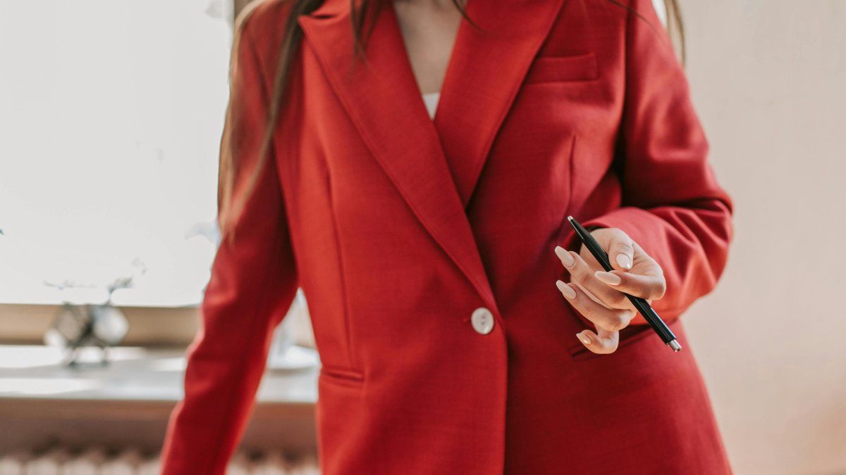What does it mean to always wear red clothes, according to psychology