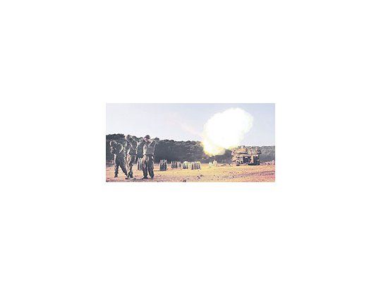 Soldados israelíes efectúan disparos de artillería sobre el Líbano desde la Galilea occidental.La ofensiva militar cumple hoy 10 días.