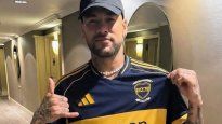 Neymar posando con la camiseta de Boca.
