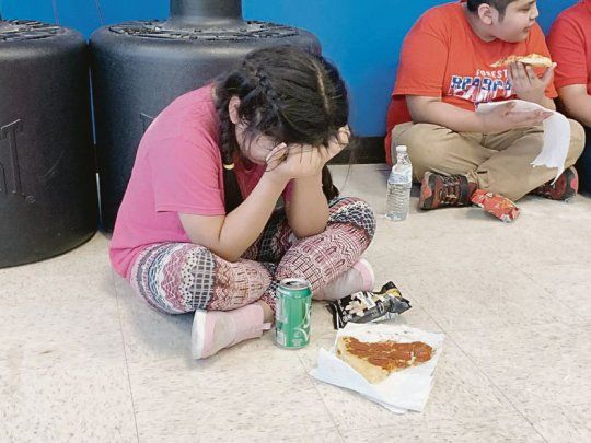 Desconsuelo. Una niña llora en el gimnasio donde un grupo de vecinos armó un refugio para los hijos de los migrantes detenidos. En el suelo, comieron alimentos donados.&nbsp;