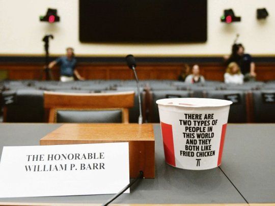 Gallina. Legisladores demócratas llamaron de ese modo al fiscal Barr, que canceló una audiencia, y pusieron un balde de pollo frito en su lugar.