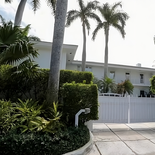 Una de las imágenes muestra a una mujer arrodillada junto al escritorio de Epstein, captada por una cámara oculta. Una de las imágenes muestra a una mujer arrodillada junto al escritorio de Epstein, captada por una cámara oculta.