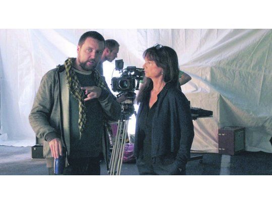 Black Circle. Adrián García Bogliano y Christine Lindberg en el rodaje. La estrella sueca, que estuvo muchos años retirada de la pantalla, fue la inspiradora del personaje de “Kill Bill”, de Quentin Tarantino.