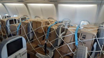 La aeronave fue especialmente acondicionada con mallas contenedoras.