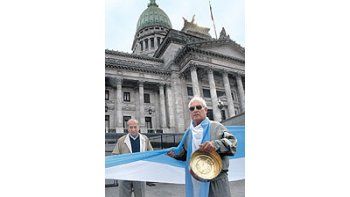ámbito.com | Jubilados manifestaron frente al Congreso contra el proyecto movilidad para jubilaciones. El miércoles próximo volverán a concentrarse.
