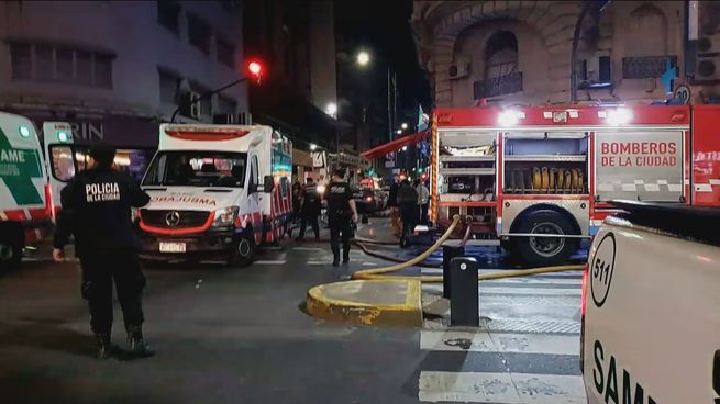 Un incendio en un departamento de Paraná y Corrientes obligó a evacuar a 25 personas durante la madrugada.