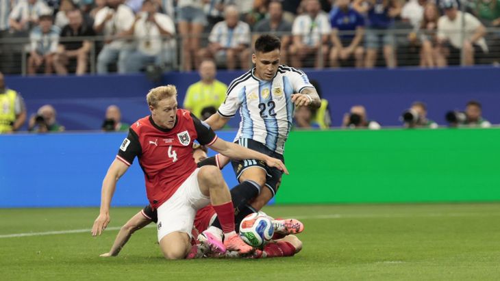 La falta contra Lautaro Martínez que terminó en penal para Argentina. La falta contra Lautaro Martínez que terminó en penal para Argentina.