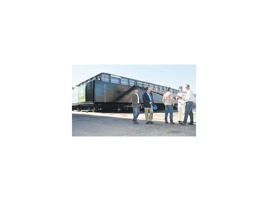 La iniciativa ya cuenta con dos barcazas terminadas, que podrían tomar su primera carga en junio.  “Permitirá a Chaco aumentar la prestación de servicios de transporte de carga”, dijo Capitanich.