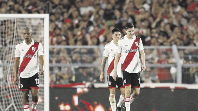 DESAZóN. Se percibe en el rostro de los jugadores de River tras quedar eliminados en los octavos de final de la Copa Libertadores en Brasil, lo que representa un duro golpe para las arcas del club “millonario”.