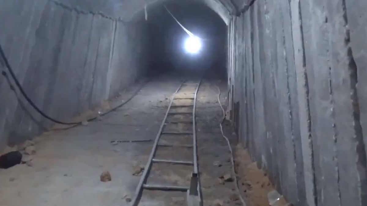 It has more than four kilometers, weapons, rails and light