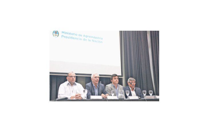 ámbito.com | Si bien estaba planeado que Ricardo Buryaile diera la conferencia ayer, no pudo por problemas de agenda. Estuvieron Ricardo Negri, Guillermo Bernaudo, Santiago Hardie y Jesús Silveyra.