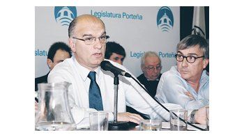 ámbito.com | El ministro de Hacienda, Néstor Grindetti; el titular de Presupuesto, Álvaro González, y los legisladores Eduardo Epstein y Diego Kravetz, apuntando preguntas en la exposición sobre los gastos 2012.