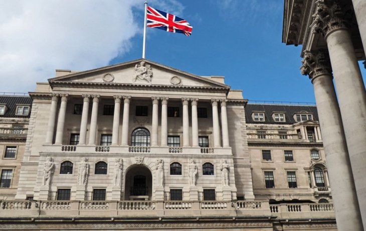 Destacando el notable crecimiento salarial en el Reino Unido, el banco sugirió que la inflación anual podría retornar al 2% en el segundo trimestre de este año