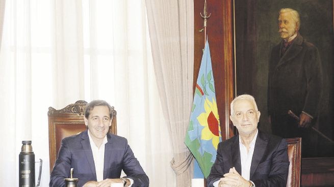 Deshielo. Julio Garro y Julio Alak se reunieron ayer en la Municipalidad de La Plata para iniciar la transición rumbo al cambio de mando. Mañana será el turno de sus equipos técnicos.