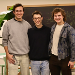 Asher Spector (centro), junto a los cofundadores de Flapping Airplanes.