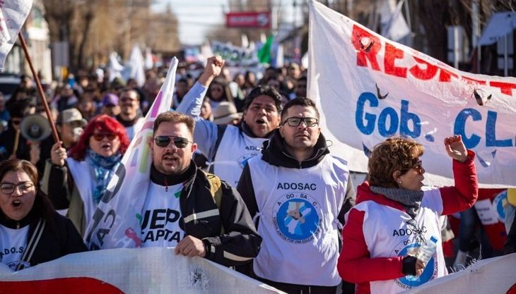 El gremio docente ADOSAC, de Santa Cruz, fue multado con $126 millones por el gobierno de Claudio Vidal.  