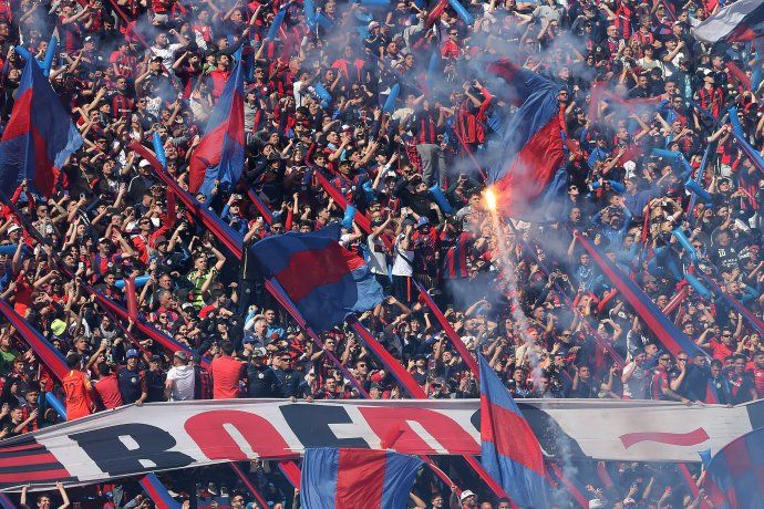 La gente del Ciclón y un gesto que el club decidió homenajear.