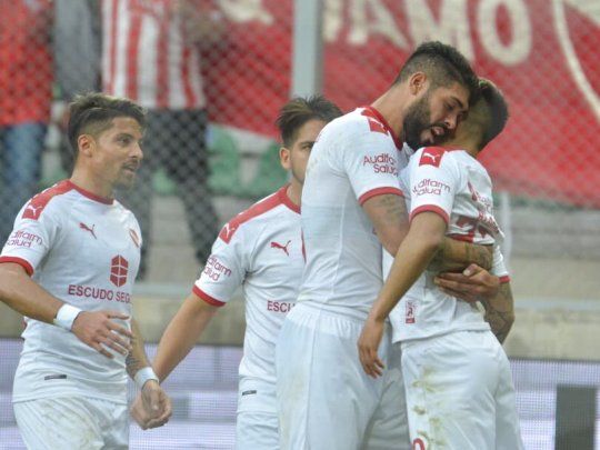 Domingo Blanco marcó su primer gol en Independiente y lo festeja con su excompañero en Defensa y Justicia Alexander Barboza.