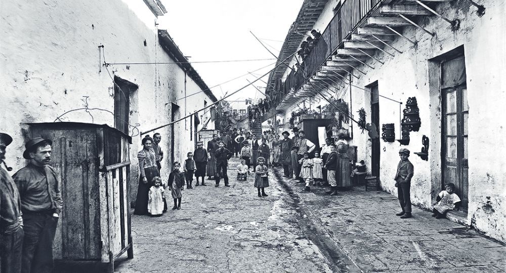 El pasado. Arriba, el Mercado del Plata en 1895, en la plaza de las Artes y el Pasaje Carabelas. Debajo, conventillo de Olds hacia la misma época, donde se aglutinaban cientos de inmigrantes.