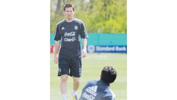 Lionel Messi en el entrenamiento a puertas cerradas de ayer. Sólo trotó y elongó. Hoy el equipo hará fútbol.