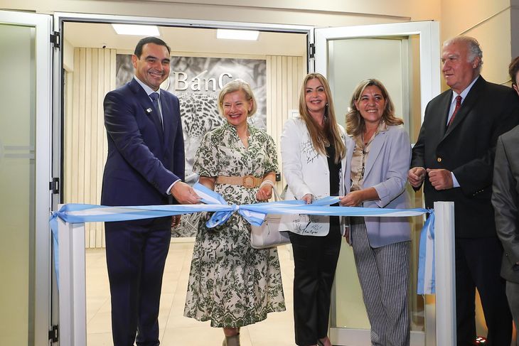 El gobernador Gustavo Valdés (izquierda) y la presidenta del banco, Laura Sprovieri (centro derecha), en la inauguración de una sucursal.