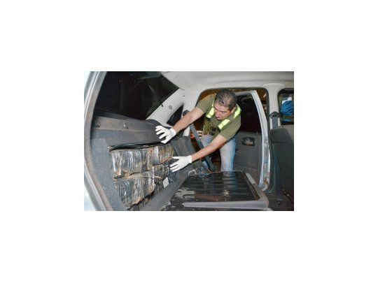 El cargamento iba oculta en el doble fondo de un auto.