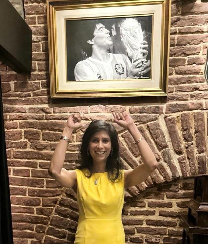 La foto de Gita Gopinath con un cuadro de Diego Maradona La foto de Gita Gopinath con un cuadro de Diego Maradona