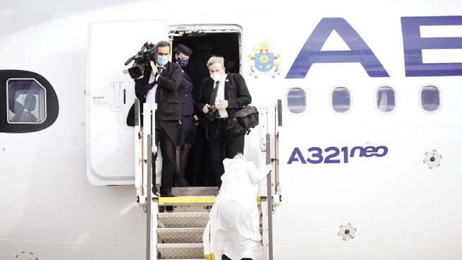 TROPIEZO.  El papa Francisco se cayó subiendo al avión cuando regresaba a Roma tras su estancia en Chipre y Grecia, debido a una corriente de viento.