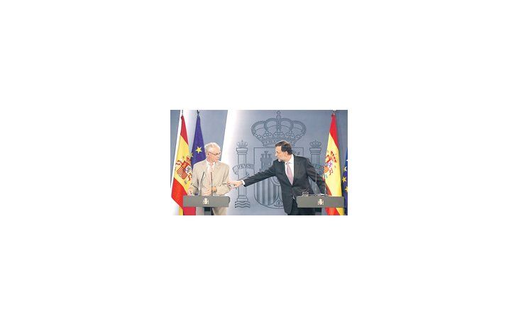 Mariano Rajoy y el presidente del Consejo Europeo, Herman van Rompuy, se reunieron ayer y luego dieron una conferencia de prensa. Negaron que España esté negociando un rescate.