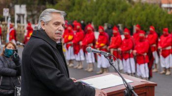 Alberto Fernández, con discurso escrito en el acto que encabezó en Salta.