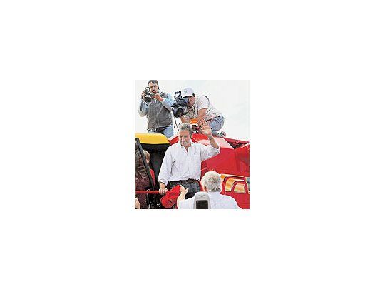 Julio Cobos fue ovacionado nuevamente por la dirigencia rural en Córdoba. El 10de diciembre presidirá una sesión de la Asamblea Legislativa en el Congreso. Esperanla presencia de Cristina y Néstor Kirchner.